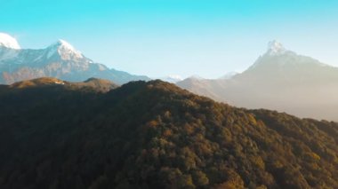 Machapuchare dağın Fishtail Himalayalar aralığı Nepal hava 4k