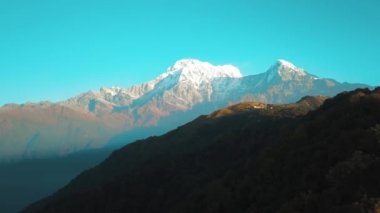 Machapuchare dağın Fishtail Himalayalar aralığı Nepal hava 4k