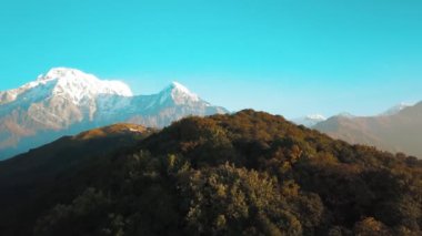 Machapuchare dağın Fishtail Himalayalar aralığı Nepal hava 4k