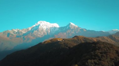Machapuchare dağın Fishtail Himalayalar aralığı Nepal hava 4k