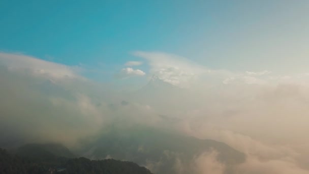 Pasmo górskie Machapuchare Fishtail w Himalaje Nepalu z powietrza 4k — Wideo stockowe