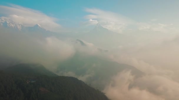 Machapuchare berg Fishtail in Himalaya Nepal variëren van lucht 4k — Stockvideo