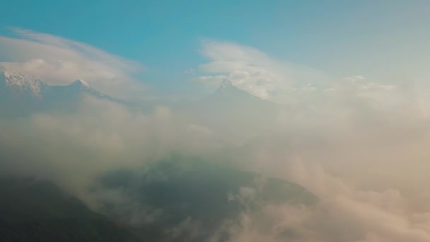 Machapuchare berg Fishtail in Himalaya Nepal variëren van lucht 4k — Stockvideo