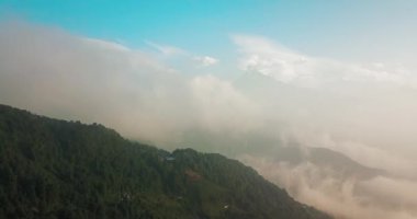 Annapurna ve Machapuchare dağ Fishtail Himalayalar Nepal 4 k havadan aralığı