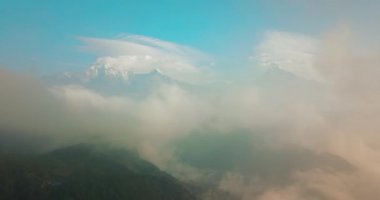 Annapurna ve Machapuchare dağ Fishtail Himalayalar Nepal 4 k havadan aralığı