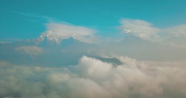 Annapurna ve Machapuchare dağ Fishtail Himalayalar Nepal 4 k havadan aralığı