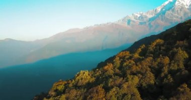 Annapurna ve Machapuchare dağ Fishtail Himalayalar Nepal 4 k havadan aralığı