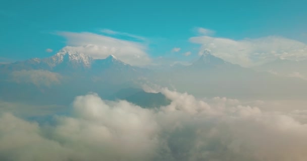 Annapurna e Machapuchare montanha Fishtail no Himalaia gama Nepal a partir de ar 4K — Vídeo de Stock