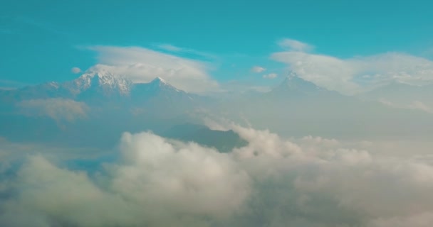 安娜普尔纳地区日出以上的山在山谷喜马拉雅山玛迪希马尔徒步从空中无人机马维奇 — 图库视频影像