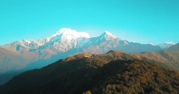 Горы Аннапурна и Мачапучаре Рыбный хвост в Гималаях простираются от воздуха 4К до Непала. — стоковое видео