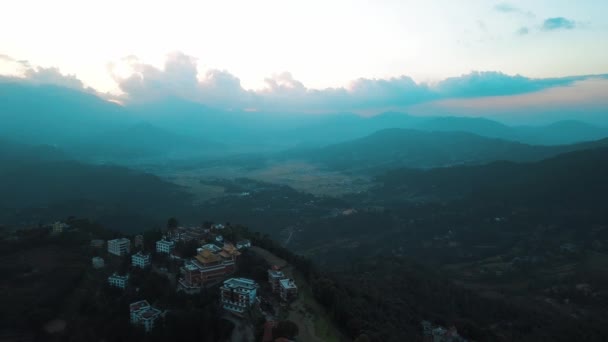 Oude boeddhistische klooster in Nepal Himalaya uit lucht — Stockvideo