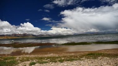 Dağ gölü Manasarovar Himalayalar Tibet