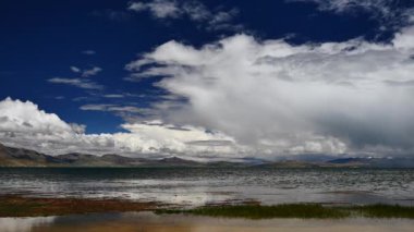 Dağ gölü Manasarovar Himalayalar Tibet