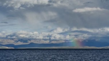 Gökkuşağı dağ gölü Manasarovar Himalayalar Tibet