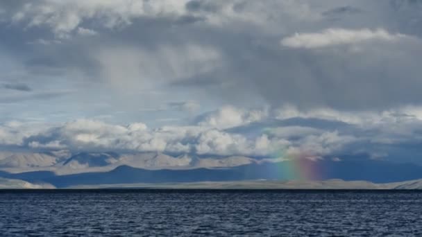 Ουράνιο τόξο πάνω από το βουνό Manasarovar λίμνη Ιμαλάια Θιβέτ — Αρχείο Βίντεο