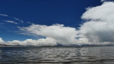 Dağ gölü Manasarovar Himalayalar Tibet