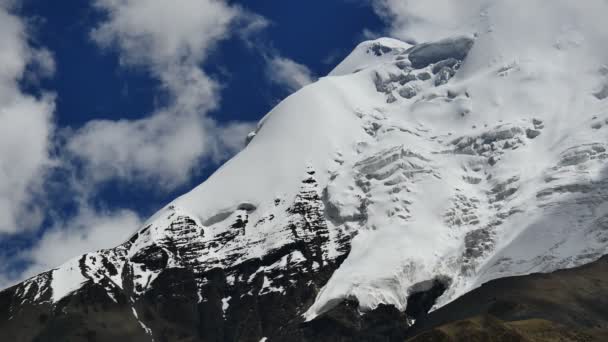 Snowcapped пік і Синє небо з хмар в Тибеті Гімалаїв — стокове відео