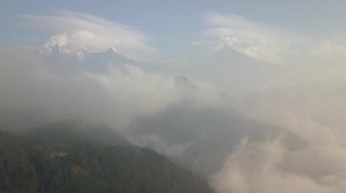 Machapuchare dağın Fishtail Himalayalar aralığı Nepal hava 4k