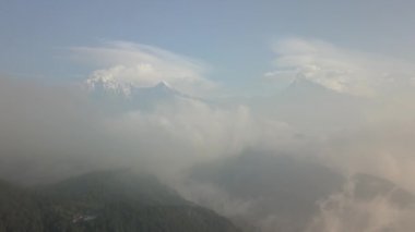 Machapuchare dağın Fishtail Himalayalar aralığı Nepal hava 4k