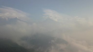 Machapuchare dağın Fishtail Himalayalar aralığı Nepal hava 4k