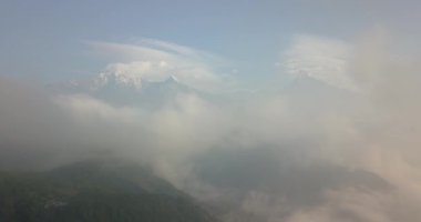 Machapuchare dağın Fishtail Himalayalar aralığı Nepal hava 4k
