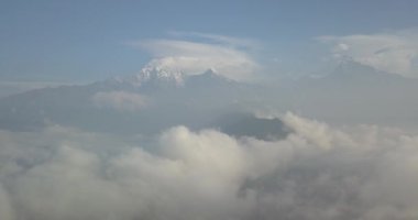 Machapuchare dağın Fishtail Himalayalar aralığı Nepal hava 4k