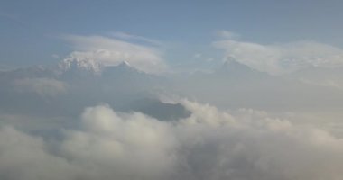 Machapuchare dağın Fishtail Himalayalar aralığı Nepal hava 4k