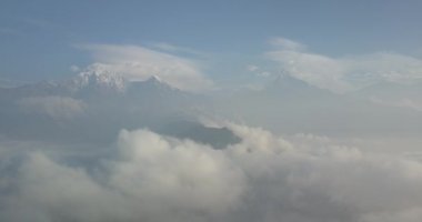 Machapuchare dağın Fishtail Himalayalar aralığı Nepal hava 4k