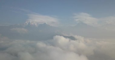Machapuchare dağın Fishtail Himalayalar aralığı Nepal hava 4k