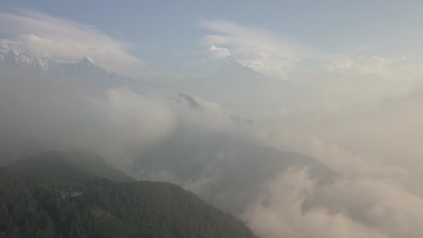 Machapuchare berg Fishtail in Himalaya Nepal variëren van lucht 4k — Stockvideo