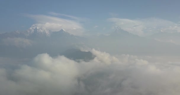 Machapuchare berg Fishtail in Himalaya Nepal variëren van lucht 4k — Stockvideo