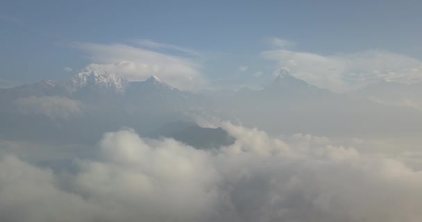 Pasmo górskie Machapuchare Fishtail w Himalaje Nepalu z powietrza 4k — Wideo stockowe