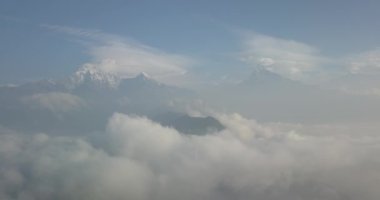 Machapuchare dağın Fishtail Himalayalar aralığı Nepal hava 4k