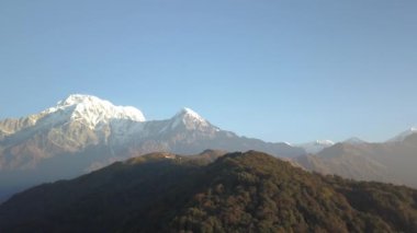 Machapuchare dağın Fishtail Himalayalar aralığı Nepal hava 4k