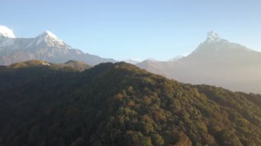 Machapuchare dağın Fishtail Himalayalar aralığı Nepal hava 4k