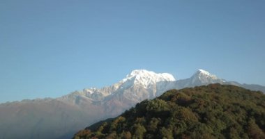 Machapuchare dağın Fishtail Himalayalar aralığı Nepal hava 4k