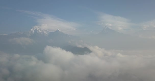 Machapuchare berg Fishtail in Himalaya Nepal variëren van lucht 4k — Stockvideo