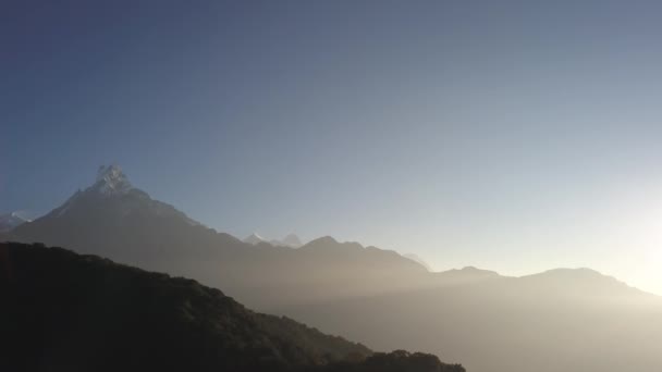 Machapuchare Fishtail montaña en la cordillera del Himalaya Nepal desde el aire 4K — Vídeos de Stock