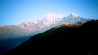 Dağ Vadisi Himalaya Dağları'nda yukarıda turuncu gündoğumu