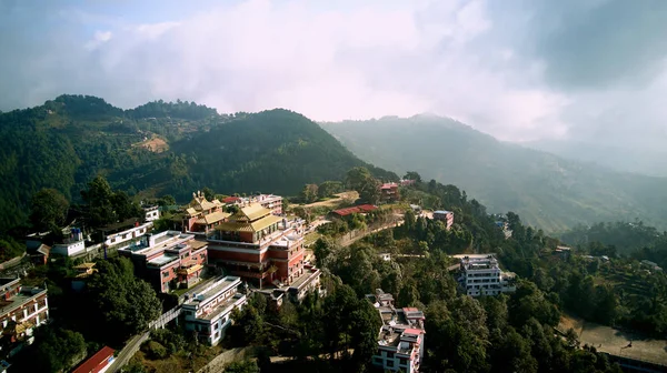 古老的佛教寺院在喜马拉雅山尼泊尔从空气 — 图库照片