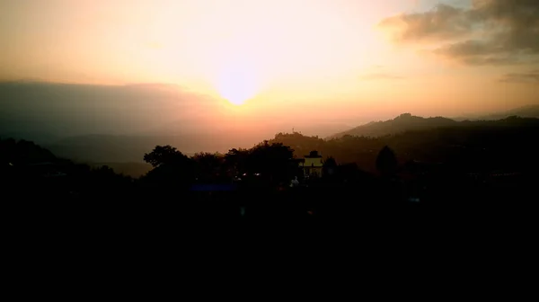 Laranja nascer do sol acima da montanha no vale Himalaia montanhas — Fotografia de Stock