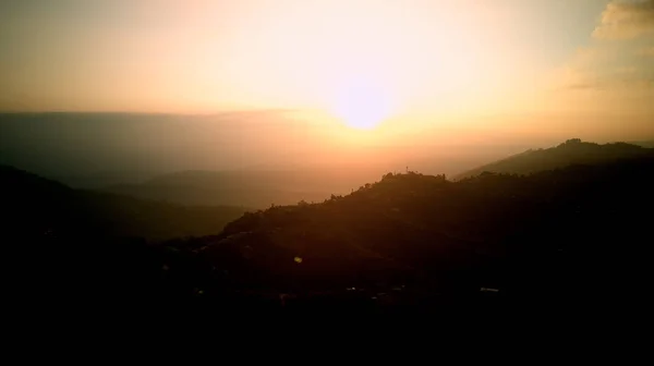Lever de soleil orange au-dessus de la montagne dans la vallée Himalaya montagnes — Photo