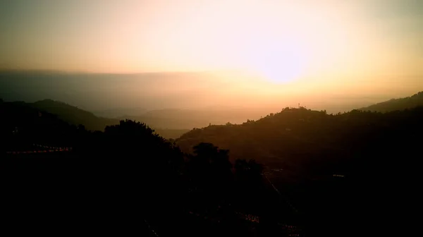 Naranja amanecer sobre montaña en valle Himalaya montañas — Foto de Stock