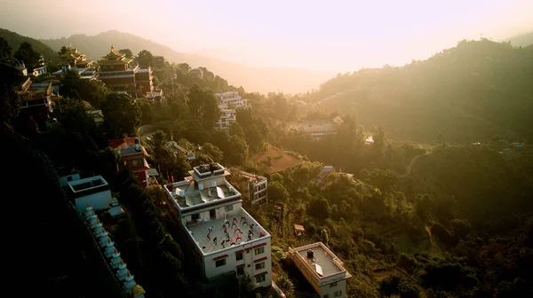 Antiguo monasterio budista en Himalaya Nepal desde el aire — Foto de Stock