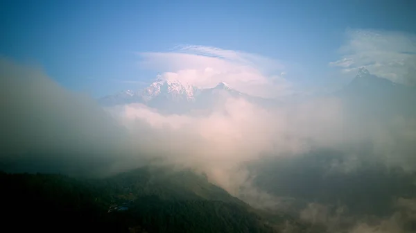 在喜马拉雅山山谷中的山之上的橙色日出 — 图库照片