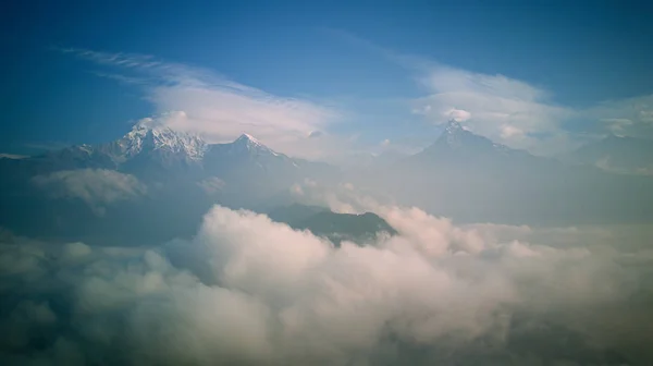 Oranje zonsopgang boven de berg in vallei Himalaya gebergte — Stockfoto