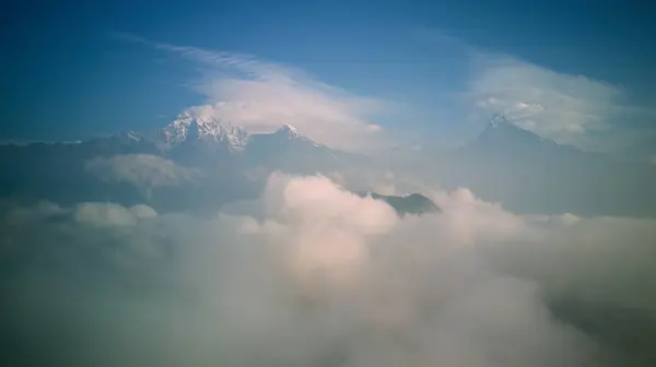 在喜马拉雅山山谷中的山之上的橙色日出 — 图库照片