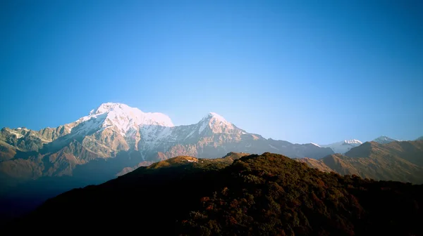 Lever de soleil orange au-dessus de la montagne dans la vallée Himalaya montagnes — Photo