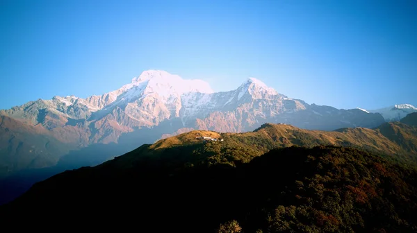 Oranje zonsopgang boven de berg in vallei Himalaya gebergte — Stockfoto