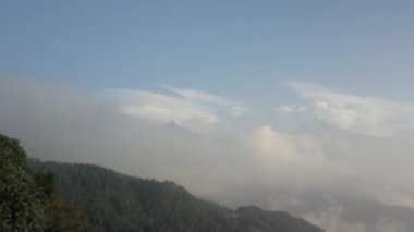 Machapuchare dağın Fishtail Himalayalar aralığı Nepal hava 4k